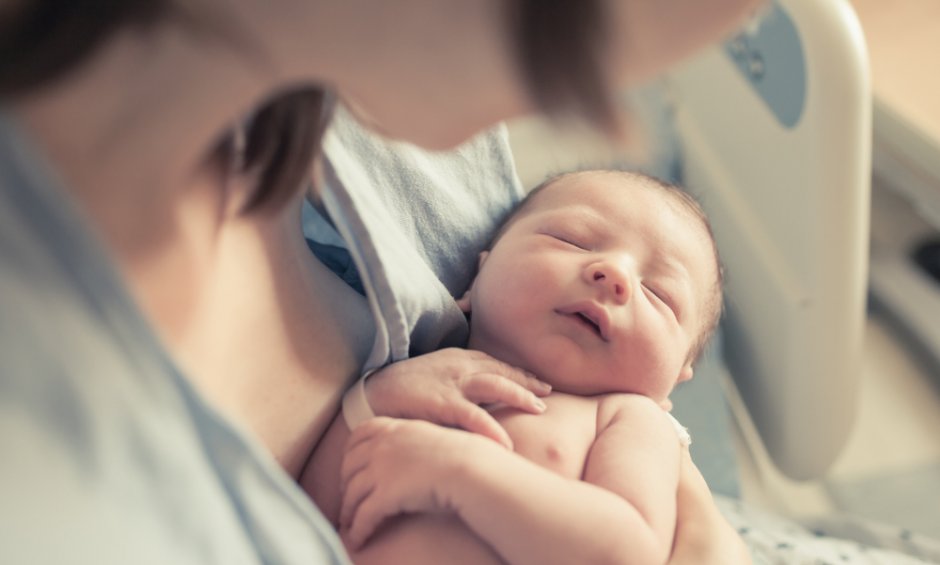 Επίδομα Μητρότητας: Τι προβλέπουν τα ασφαλιστήρια υγείας;