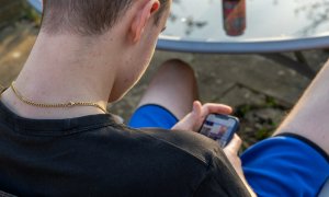 Πως να αποφύγετε τον πόνο που προκαλούν τα smartphones στον αυχένα!