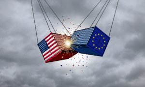 Financial Times: Οι ΗΠΑ πιέζουν την ΕΕ να μειώσει μονομερώς τους δασμούς της