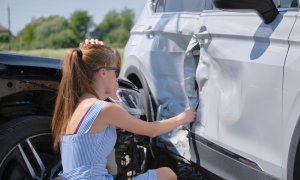 Τι προβλέπεται για οδηγό χωρίς δίπλωμα που προκαλεί σωματικές βλάβες σε τρίτους;