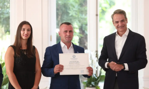 Ελληνική ιθαγένεια απέκτησε τιμητικά ο άνδρας που ανέσυρε τα δύο παιδιά από τον Άραχθο