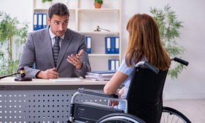 Δικαστική συμπαράσταση και απονομή αναπηρικής σύνταξης, επιδόματος αναπηρίας ή απολύτου αναπηρίας