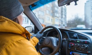 Το ρούχο που φοράμε στην οδήγηση και μπορεί να προκαλέσει τραυματισμό ακόμη και με λίγα χιλιόμετρα