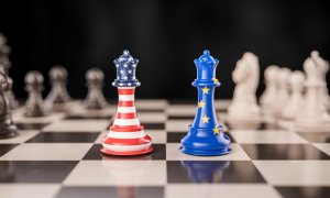 Πλαγίως: ﻿Θα πρέπει να ενηλικιωθούμε βιαστικά