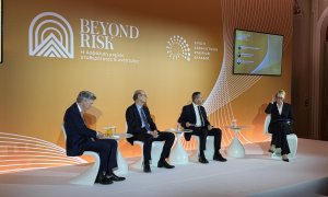 Beyond Risk: Ασφάλιση, γεωπολιτικοί κίνδυνοι και επενδύσεις στο επίκεντρο της συζήτησης Στουρνάρα - Σαρρηγεωργίου - de Courtois