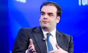 Πιερρακάκης: Έχουμε «δύναμη πυρός» για νέα μέτρα, εφόσον η κρίση επιδεινωθεί - Dombrovskis: Προτεραιότητα η ανταγωνιστικότητα η ασφάλεια