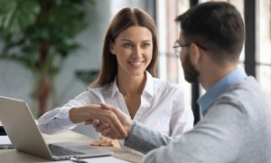 Ποιοι παράγοντες επηρεάζουν τις συμβουλές των ασφαλιστών στην επιλογή προϊόντων για τους πελάτες τους;