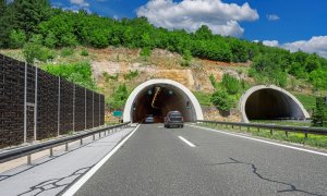 Πλαγίως: Συμπατριώτης μας έκανε όπισθεν σε τούνελ εθνικής οδού