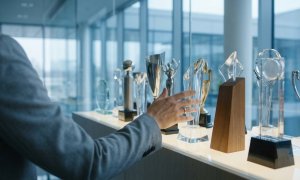 Γιατί οι φωτογραφίες των βραβεύσεων, στεναχωρούν πολλούς Ασφαλιστικούς Διαμεσολαβητές;