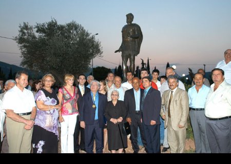 H τοποθέτηση του ανδριάντα του Στρατηγού Μιλτιάδη στον Μαραθώνα