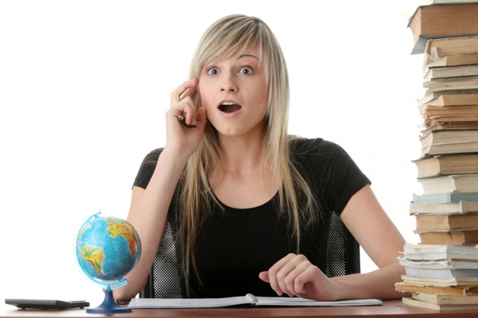 Девушка с учебниками. Учеба женщина. Студент за ноутбуком. Стресс у студентов. Девушка готовится к экзаменам.