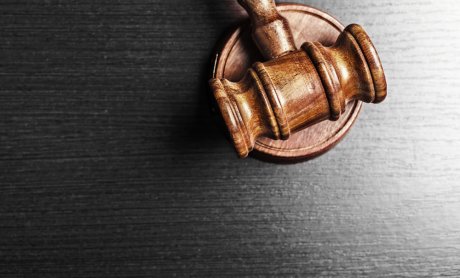 Δικηγόρος αποζημιώνει τον πελάτη της με 300.000 ευρώ