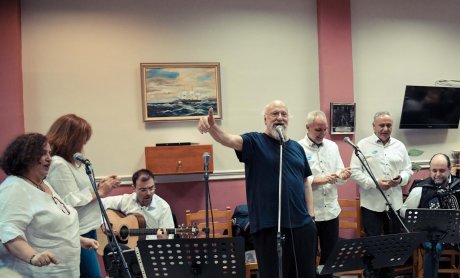 Μουσική βραδιά για τους ηλικιωμένους του Δήμου Αγίας Βαρβάρας από Διον. Σαββόπουλο και Pfizer Hellas Band 