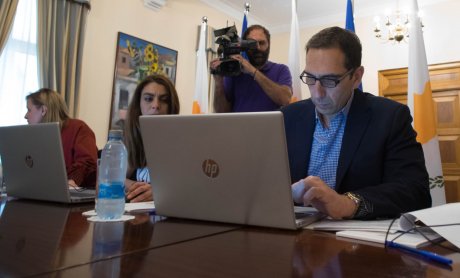 Κύπρος: Ο Υπουργός Υγείας επικοινώνησε με τους πολίτες μέσω Facebook