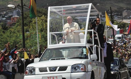 H Nissan φρόντισε για την ασφαλή μεταφορά του Πάπα!