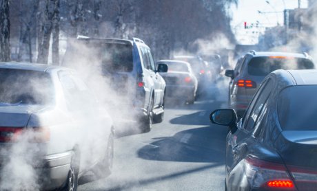 O υπέργηρος στόλος φορτηγών και λεωφορείων ρυπαίνει την Αθήνα