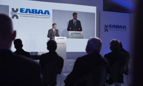Ο Κυριάκος Μητσοτάκης στην παρουσίαση της νέας επένδυσης της ΕΛΒΑΛ