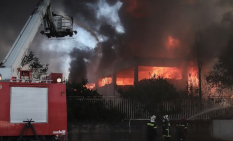 Επικίνδυνοι καπνοί λόγω πυρκαγιάς στην Μεταμόρφωση Αττικής – Οδηγίες προστασίας