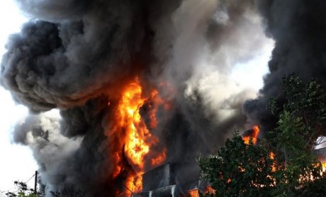 Πυρκαγιά στη Μεταμόρφωση: Συνεχίζεται η μάχη με τις φλόγες