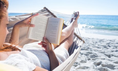 Βιβλία που θα σας κάνουν συντροφιά στην παραλία!