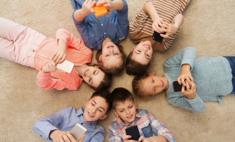 Πώς τα κινητά τηλέφωνα άλλαξαν τη ζωή των παιδιών μας!