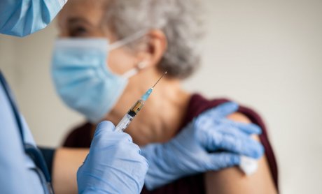 Η ελπίδα των εμβολίων: Η Ελλάδα ακολουθεί το Ισραήλ