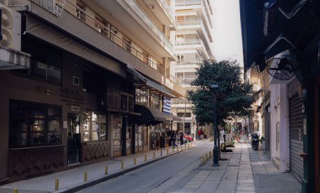 Δείτε τα μέτρα που ισχύουν από 5-12 Απριλίου - Διευκρινίσεις για τις εμπορικές επιχειρήσεις σε Θεσσαλονίκη, Αχαΐα, Κοζάνη