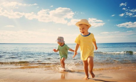Ο παιδίατρος Κίμων Παπαλουκάς (METROPOLITAN) συμβουλεύει: Πώς να προστατεύσετε τα παιδιά από τον ήλιο!