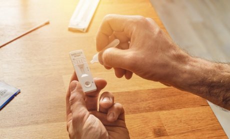 Self-test: Διάθεση δύο δωρεάν τεστ σε μη εμβολιασμένους για έλεγχο μετά τις διακοπές
