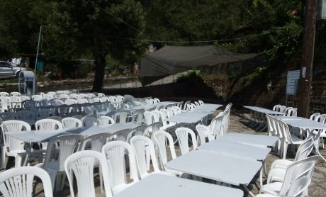 Αραρίσκοντας Ηλίας Προβόπουλος: Το πανηγύρι σε πλαστικές καρέκλες