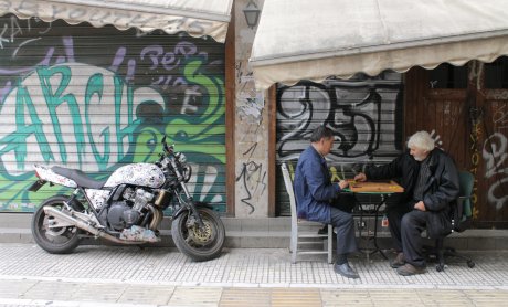 Αραρίσκοντας Ηλίας Προβόπουλος: Μια παρτίδα τάβλι σε γκρίζο τοπίο