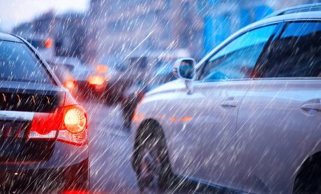 Καλύπτουν τα ασφαλιστήρια τρακαρίσματα αυτοκινήτων από ολισθηρότητα του δρόμου λόγω καταιγίδας;