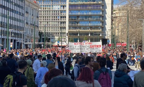 Σε εξέλιξη η πορεία στο κέντρο της Αθήνας για το δυστύχημα στα Τέμπη