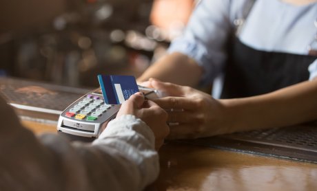 ΙΟΒΕ: Αυξήθηκαν οι πληρωμές με κάρτα λόγω της πανδημίας!