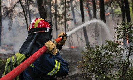 Μάχη με τα πύρινα μέτωπα - Τραυματίστηκαν πυροσβέστες στην Καβάλα!