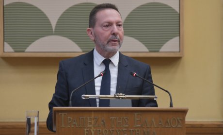 Κίνδυνο επιβράδυνσης ή αναστολής μείωσης των επιτοκίων λόγω του εμπορικού πολέμου βλέπει ο Γ. Στουρνάρας