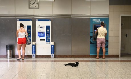 Ο Μπλάκυ δροσίζεται στο Μετρό των Σεπολίων