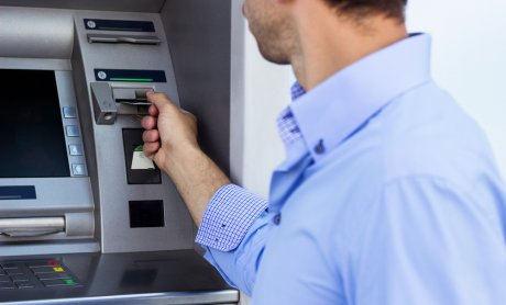ΑΤΜ: Στις 11 Αυγούστου σε εφαρμογή η νέα νομοθετική ρύθμιση για τις τραπεζικές προμήθειες σε αναλήψεις μετρητών - Η τροπολογία