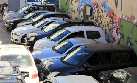 Πότε θεωρείται ένα όχημα σε στάση και τι προβλέπει ο Φιλικός Διακανονισμός για το διπλοπαρκάρισμα;