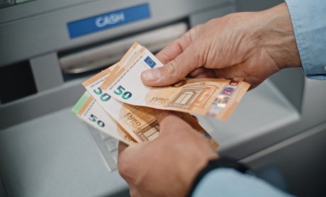 Ριζικές αλλαγές στις τραπεζικές χρεώσεις με παρέμβαση Πιερρακάκη: Τι θα ισχύει