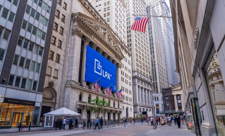 Σε ιστορικά υψηλά η Wall Street, «αυτοδύναμος» ο Μητσοτάκης, και σενάρια για «κυβέρνηση μειοψηφίας», τα « 70άρια» της  Metlen και «ψήφος» στην Τράπεζα Κύπρου