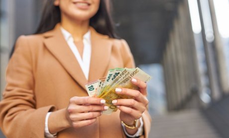 Πότε έρχονται αλλαγές σε συντάξεις, κατώτατο μισθό και επιδόματα