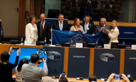 Η Ρομπέρτα Μετσόλα κρατά τη σημαία του Μεσολογγίου στο Ευρωπαϊκό Κοινοβούλιο