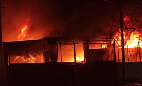 Μενίδι: Μεγάλες ζημιές από φωτιά σε εργοστάσιο πλαστικών - Ήχησε το 112, επιχειρούν ισχυρές δυνάμεις της Πυροσβεστικής