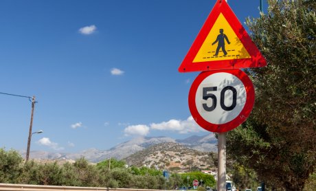 Νέος ΚΟΚ: Αναλυτικός πίνακας με τα όρια ταχύτητας ανά κατηγορία δρόμου και τα πρόστιμα