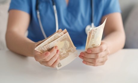 ΙΣΑ: Αύξηση της ιατρικής αμοιβής, προβλέπει τροπολογία που θα καταθέσει το υπουργείο Υγείας