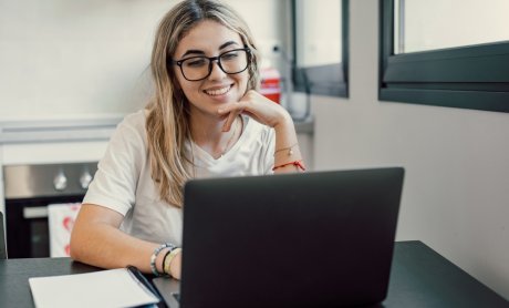 Η νεανική ανεργία, για πρώτη φορά, έπεσε κάτω από τον μέσο όρο της ΕΕ, στο 13% τον Δεκέμβριο