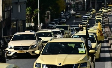 Σε πανελλαδική 24ωρη απεργία και σήμερα, Δευτέρα, τα ταξί