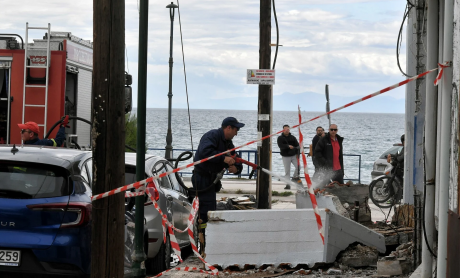 Ένα μπαλκόνι που πέφτει δεν νοιάζεται ποιος είναι από κάτω…