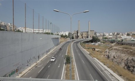 Χάος στην Περιφερειακή Δραπετσώνας μετά από καραμπόλα – Κλειστός ο δρόμος και στα δύο ρεύματα